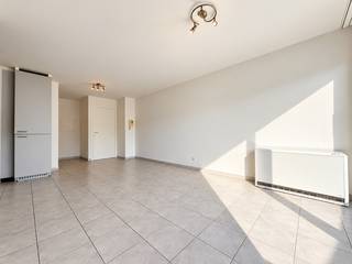 Tof appartement op een leuke locatie te Zeebrugge, nabij de oude Vismijn en de mooi vernieuwde jachthaven. <br /><br />Dit appartement bevindt zich op de 2de verdieping van een goed onderhouden residentie en heeft volgende indeling: inkomhal gezellige leefruimte met ingerichte open keuken, aangenaam terras aan de voorzijde, een aparte slaapkamer en een verzorgde badkamer met toilet, lavabo en douche. <br /><br />Goede en centrale locatie vlakbij de winkels en het openbaar vervoer.<br />Onmiddelijk beschikbaar<br /><br />Huurprijs per maand: 750 euro huur per maand inclusief syndickosten + 30 euro provisie waterverbruik.<br /><br />Bezoeken? Contacteer Willem Cauwels op tel. 050/89.27.70