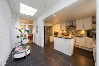 In de charmante en rustige 's Herenstraat vinden we dit prachtige herenhuis terug. Deze royale woning biedt u alle ruimte en comfort die u zoekt, ideaal voor gezinnen of wie houdt van een ruime leefomgeving.<br /><br />De 's Herenstraat is een rustige, groene straat met alle voorzieningen binnen handbereik. Winkels, scholen en openbaar vervoer bevinden zich op wandelafstand. Het bevindt zich vlakbij de Turnhoutsebaan en op wandelafstand van de Dageraadplaats.<br /><br />Bovendien is het stadscentrum snel bereikbaar, vlakbij de Turnhoutsebaan en op wandelafstand van de Dageraadplaats. <br />Bij het betreden van de woning komt u binnen in een prachtige inkomhal waar u zowel toegang heeft naar de woonkamer, keuken als de bovenverdieping. In de leefruimte en de keuken zal u overdonderd worden door de hoeveelheid lichtinval. <br /><br />De volledig ingerichte keuken, woonkamer en enorm grote tuin vormen samen tot een prachtig geheel waar u heerlijk kunt genieten van de rust en privacy.<br />Op de eerste verdieping vindt u een ruime badkamer terug met ligbad, inloopdouche, wastafel en toilet. Op de tweede verdieping heeft dit prachtig huis plaats gemaakt voor 2 zeer riante slaapkamers. Verder vinden we op de derde verdieping nog 2 slaapkamers terug en een zolder. <br /><br />Tot slot is deze woning voorzien van een royale kelder. De inkomhal beschikt verder nog over een apart toilet en een berging. <br /><br />Huurprijs: 2.200€/m<br />Beschikbaarheid: 01/10/2026<br /><br />Contacteer LISTED: +32 3 283 51 51.