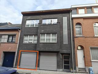 Dit charmant appartement bevindt zich in een kleinschalig gebouw, nabij het stadscentrum met winkels, scholen en openbaar vervoer binnen handbereik. Het omvat op de eerste verdieping een inkomhal, woonkamer met open ingerichte keuken (voorzien van spoelbak, inductie kookplaat, dampkap, koelkast met vriesvak, oven, microgolf en vaatwasmachine), en een apart toilet. Op de tweede verdieping vinden we een slaapkamer met aansluitend een handige dressing, een badkamer (met dubbele spoelbak en inloopdouche), een bureauruimte of dressing, een berging met aansluiting voor wasmachine. Op de derde verdieping vinden we een slaapkamer met ingemaakte kasten. Bijkomend is er nog een individuele garage inbegrepen in de prijs. Er zijn GEEN bijkomende maandelijkse lasten. Beschikbaar vanaf 1/08/2025. Voor meer info of een bezoek mail naar affligem@immoaccenta.be.