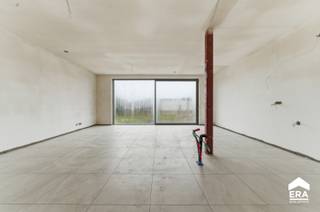 <strong>Over het appartement</strong>

<p>Dit gelijkvloers nieuwbouwappartement (oplevering voorzien in 2026) maakt deel uit van het kwalitatieve project <strong>De Verdronken Weide</strong> en combineert modern wooncomfort met een rustige, groene ligging aan de stadsrand van Ieper. Vanuit de leefruimte geniet je van een open zicht op het aangrenzende natuurdomein en het water, wat zorgt voor een aangename en ontspannen woonbeleving.</p>

<p>De <strong>ruime privatieve tuin van 81 m² met terras</strong> is een absolute meerwaarde en ideaal om in alle rust te genieten. Daarnaast kan dit appartement aangekocht worden aan het <strong>verlaagde btw-tarief van 6%</strong>, wat het financieel bijzonder interessant maakt. De aankoop van een <strong>garage en/of autostaanplaats</strong> behoort eveneens tot de mogelijkheden.</p>

<p> </p>

<h3><strong>Locatie en Omgeving</strong></h3>

<p>De Verdronken Weide vormt de perfecte verbinding tussen natuur en stad. Je woont hier pal aan het natuurreservaat, terwijl het centrum van Ieper vlot bereikbaar is. Winkels, scholen, horeca en andere voorzieningen bevinden zich op korte afstand.</p>

<h3><strong>Indeling van het appartement</strong></h3>

<p>De woning beschikt over een lichtrijke woonkamer met toegang tot het terras en de tuin, een open en praktisch ingedeelde keuken, <strong>twee comfortabele slaapkamers</strong>, een <strong>moderne badkamer</strong> en een <strong>aparte berging</strong>.</p>

<p> </p>

<h3><strong>Belangrijkste troeven</strong></h3>

<ul><li>Gelijkvloers nieuwbouwappartement</li><li>Privatieve tuin van 81 m² met terras van 13,5 m²</li><li>Rustig uitzicht op natuurdomein en water</li><li>Aankoop mogelijk aan 6% btw</li><li>Garage en/of autostaanplaats optioneel</li></ul>