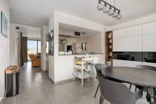 <strong>Ruime nieuwbouwwoning (bel-etage)) van 2021 in het 'Anemoonproject' met o.a. een bewoonbare oppervlakte van 220 m², 2 ruime slaapkamers (waarvan één kan opgedeeld worden in 2 slaapkamers), inpandige garage, zonnepanelen, warmtepomp en zoveel meer! E-peil 1. *Verkoop onder registratierechten*</strong><br /><br />Het gelijkvloers van de woning bestaat uit een inkomhal met vestiaireruimte, garage en polyvalente ruimte dat geschikt is voor zelfstandige/vrij beroep.<br /><br />Op de eerste verdieping bevindt zich een nachthal, woonkamer met toegang tot het terras, volledige geïnstalleerde keuken met Coocker-kraan, eetruimte, wasplaats en apart toilet.<br /><br />De tweede verdieping/zolder beschikt over een nachthal, twee ruime slaapkamers, apart toilet en een badkamer met dubbele lavabo, ligbad en douche. <br /><br />Aan de buitenkant bevindt zich een aangename tuin. De woning is langs de achterkant toegankelijk via een poortje. <br /><br />CV via warmtepomp, vloerverwarming en zonnepanelen.<br /><br />De woning beschikt over een goede verkeerstechnische ligging t.o.v. E40, winkels, scholen, restaurants, station, openbaar vervoer, etc.<br /><br />Interesse? Mail naar laurens@immogve.be of bel naar 0496 07 89 48.