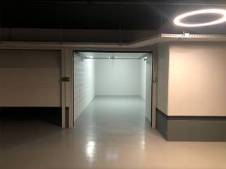 Garage "MATUVU" onder het nieuwe Albertplein te Knokke-Zoute...Via de inrit van de nieuwe residentie ONE CARLTON bereikt u de ondergrondse parking...