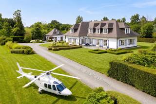 ° KESSEL-LO - op 5 min van <u><strong>LEUVEN</strong></u> , <u><strong>Pellenberg,</strong></u><strong> </strong><u><strong>Linden</strong></u><strong> </strong> en <u><strong>Korbeek-Lo</strong></u><br />° vlakbij "<u>Trolieberg</u>" , "<u>Heideberg</u>" en "<u>Wimmershofpad</u>"<br />° treinstation Leuven op slechts 3 km<br />° lagere school, openbaar vervoer, .....  op wandelafstand<br />----------------------------------------------------------------------------------------------<br />° prachtige villa met <u><strong>veel uitstraling</strong></u><br />° UNIEK perceel van 61.000 m2 <u><strong>(6,10 hectare)</strong></u>:<br />     <u>ONVINDBAAR in de regio</u> !<br />----------------------------------------------------------------------------------------------<br />° <u>uitzonderlijk <strong><u>R</u>USTIGE en DISCRETE ligging</strong></u>:<br />---> <u>achterin gelegen</u> (via oprit van 100 m)<br />---> <u>100 % privacy:</u> geen zichtbare buren<br /><br />° 3 toegangswegen: 2 via de Lange Lostraat, 1 via Wimmershof<br /><br />------------------------------------------------------------------------------------------------<br />° PRIJS voor de villa op 1,74 ha: 1.350.000 €<br />° PRIJS voor de villa op 6,10 ha: 1.550.000 €<br />(geen enkele verplichting tot aankoop 6,10 ha) <br />---------------------------------------------------------------------------------------------<br /><br /><u>GELIJKVLOERS</u> (+/- 204 m2, inclusief garage 40 m2):<br />* prachtige statige inkomhal (40 m2) :<br />--- vloer in marmer<br />--- vestiaire / gastentoilet<br /><br />* zeer cozy <u><strong>LIVING + EETKAMER</strong></u> (totaal 73 m2):<br />--- open haard<br />--- zeer lichtrijk dankzij raampartijen op 3 muren<br />--- vol-eiken parketvloer<br />--- relatief hoge plafonds: geeft een aangenaam ruimte-gevoel<br /><br />* KEUKEN<br /><br />* 2e inkomhall<br /><br />* GARAGE <br />--- 2 grote wagens<br />--- autowerkput  ("smeerput",  ook toegang vanuit kelder)<br /><br />-------------------------------------------------------------------------------------------------<br /><u>1e VERIEPING</u> (+/- 204 m2 bruto):<br />* traphal met zithoek<br />* <u><strong>5<strong> </strong>mooie KAMERS</strong></u> (40 m2, 35 m2, 16 m2, 12 m2 en 10 m2)<br />* BADKAMER<br /><br />------------------------------------------------------------------------------------------------<br /><u>KELDER</u> (+/- 204 m2):<br />* volledig onderkelderd (hobby, wijnkelder, berging, .....)<br /><br />-----------------------------------------------------------------------------------------------<br /><u><strong>vrijstaand polyvalent BIJGEBOUW</strong></u> (+/- 80 m2):<br />* voorheen gebruikt als paardenstallen, nadien als "jachtpaviljoen"<br />* geschikt voor diverse doeleinden<br />* uitgerust met keukentje, toilet en houtkachel<br /><br />-------------------------------------------------------------------------------------------------<br /><u>TUIN</u>:<br />* <u><strong>100 % PRIVACY</strong></u>: geen zichtbare buren !<br />* gedeelte siertuin<br />* BOS<br />* WEIDEN<br />* toegang met grote landbouwmachines mogelijk via achterliggende straat (Wimmershof)<br />* achteraan grenzend aan "Heidebloempad" (wandel- en fietspad)<br /><br />-------------------------------------------------------------------------------------------------<br />* villa gelegen in agrarisch gebied, mét bouwvergunning<br />* zeer degelijke constructie, die de nodige liefde verdient<br />   voor een update van isolatie (ramen, dak), elektriciteit en sanitair.<br /><br />* <u><strong>absoluut UNIEKE eigendom</strong></u> aan de rand van LEUVEN !<br />* ideaal voor mensen die houden van <u><strong>rust, privacy, dieren, .......</strong></u><br />-------------------------------------------------------------------------------------------------<br /> 