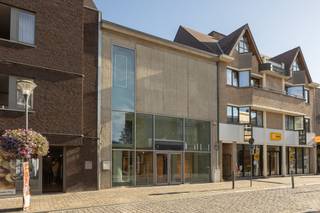 Groot winkelpand van 365 m² op prima ligging in de Zandstraat in Herentals met kelder en atelier/stockageruimte op de verdiepingen.Ligging: de...