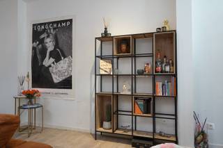Wonen op een toplocatie in Antwerpen-Zuid, met alle voorzieningen vlakbij?<br /><br />Dit instapklare gelijkvloerse appartement combineert comfort, een praktische indeling en een gezellige buitenruimte.<br />Het appartement werd gerenoveerd in 2018 en geniet van een aangename lichtinval. De leefruimte sluit aan op een gezellig terras van ongeveer 8 m².<br />Verder beschikt het appartement over twee volwaardige slaapkamers, een badkamer, een apart toilet en een privatieve kelderberging.<br />Ook de ligging is een grote troef. Je woont vlak bij het bruisende Zuid, met winkels, een bakker, scholen, cafés, restaurants en parken in de buurt.<br />Dankzij station Antwerpen-Zuid en verschillende tramverbindingen verplaats je je bovendien vlot in en rond de stad.<br />De buurt is bovendien volop in ontwikkeling.<br />Met de komst van het toekomstige Pomppark en de verdere vernieuwing van de omgeving kies je voor een buurt die vandaag al aangenaam is en de komende jaren alleen maar verder zal evolueren.<br /><br />Benieuwd of dit appartement iets voor jou is?<br />Maak dan een afspraak voor één van de kijkdagen op:<br /><br />- Zaterdag & zondag 19/09 en 20/09<br />- Zaterdag & zondag 26/09 en 27/09<br /><br />Dit kan je doen via<br />- mail: verkoop_lange.elzenstraat@outlook.be<br />- Telefoon: +32 476 36 36 78: