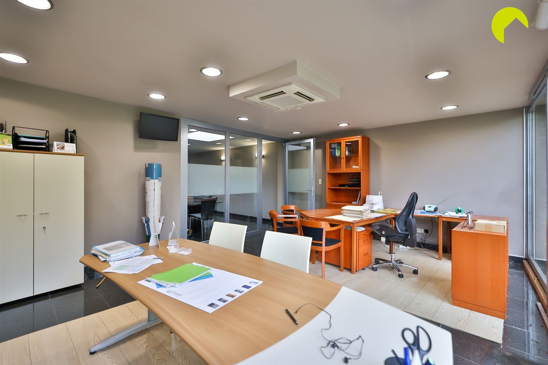 Ruim handelsgelijkvloers met grote tuin in het centrum van Hove - foto 4