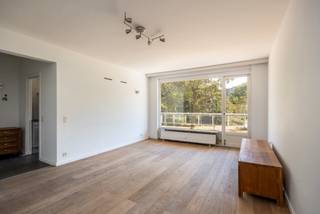 Ligging
Dit lichtrijke appartement bevindt zich op de eerste verdieping aan de Fruithoflaan 100 in Berchem. De woning is gelegen in een gezellige en gegeerde woonomgeving, gecombineerd met een uitstekende bereikbaarheid.
De Fruithoflaan vormt een belangrijke as binnen Berchem en bevindt zich in de nabijheid van diverse winkels, openbaar vervoer en een uitstekende verbinding met Antwerpen en de omliggende gemeenten.
Indeling
Het appartement beschikt over een ruime en lichtrijke living, waarbij de grote raampartijen zorgen voor veel natuurlijke lichtinval en rechtstreeks toegang bieden tot het terras, dat zich uitstrekt over de volledige breedte van het appartement. Aansluitend aan de leefruimte bevindt zich de volledig geïnstalleerde keuken.
Het appartement beschikt verder over twee volwaardige slaapkamers, die beide voldoende ruimte bieden voor een comfortabel slaap- of werkgedeelte. De moderne badkamer is uitgerust met een ruime douche. Daarnaast is er een apart gastentoilet, wat zorgt voor extra comfort.
Tot slot beschikt het appartement over extra kelderruimte, wat zorgt voor bijkomende praktische bergruimte.
Troeven
2 volwaardige slaapkamers
Aangenaam terras
Extra kelderruimte
EPC-label B – geen renovatieverplichting
Geen asbest
Vrij van huurders en instapklaar
Zeer vlotte bereikbaarheid
