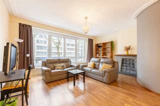 Gemeubeld 2 slaapkamer appartement op toplocatie in Antwerpen! Vooraan in het appartement ligt de ruime leefruimte die uitkijkt op de...