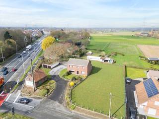 Langs de drukke gewestweg N36 bevindt zich dit strategisch gelegen perceel bouwgrond met weiland van maar liefst 6.515 m², momenteel bebouwd met...