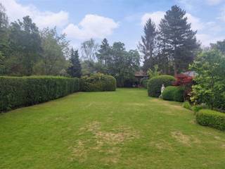 Charmant alles gelijkvloers landhuis in residentiële straat * Indeling : inkomhal op parket met vestiaire en gastentoilet, dubbele openslaande deur...