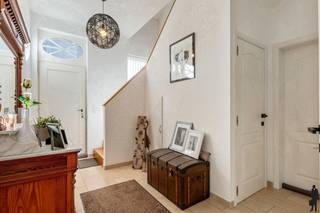Ruime woning (ca. 225m²) met 3 grote slk’s, garage en mooie tuin op 726m².BEKIJK ZEKER ONZE (VIRTUELE) GRONDPLANNEN EN ATTESTEN VOOR DE INDELING EN...