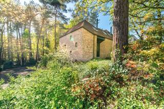 Meer info op https://snepkenshof.be voor meer foto's, uitleg, attesten en indeling-plannen.<br /><br />Op zoek naar karakter, ruimte en rust? Deze uitstekend onderhouden villa (bouwjaar 1994) ligt discreet verscholen in een rustige, doodlopende villawijk op de Kempische Heuvelrug. Geflankeerd door natuurgebieden en bossen geniet u hier van een uitzonderlijke woonervaring.<br /><br />Een ruime inkomhal die leidt naar een warme leefruimte met aparte zithoek, eetplaats, elegante teakparketvloer en een gezellige open haard. De keuken (natuursteen vloer) is uiterst verzorgd. Een absolute troef is de lichtrijke tuinkamer met een eigen buitendeur; dé perfecte ruimte voor een vrij beroep.<br /><br />Boven zijn er 5 slaapkamers en een ruime nachthal, alsook een meditatieruimte of dressing. De marmeren badkamer is voorzien van een ligbad, aparte douche, dubbele lavabo en toilet.<br /><br />Twee kinderkamers kunnen worden samengevoegd tot een zeer grote kamer of praktijkruimte, en de eerste grote kamer kan ook gebruikt worden als praktijkruimte. De inkomhal met een apart gastentoilet kan dienstdoen als comfortabele wachtruimte, die via de trap leidt naar de praktijkruimtes op de eerste verdieping, zonder inkijk in de privévertrekken van de woning.<br /><br />Inpandige garage met elektrische poort, riante opslag, technische ruimte en een extra doucheruimte mét toilet. Buiten komt u volledig tot rust op het ingesloten terras met zicht op de bostuin. Verder is er ruime parkeerplaats en een carport.<br /><br />Technisch en duurzaam: Instapklaar (EPC C) zonder renovatieplicht. Degelijke aluminium ramen met dubbel glas en elektrische screens.<br /><br />Toplocatie: Direct aan wandel-, mountainbike- en ruiterpaden. Tussen natuurgebieden Zwart Water, Snepkensvijver.<br /><br />Uit de hand te koop. Wij werken met kijkmomenten op afspraak. Na het bezoek heeft u de mogelijkheid om een eenmalig en definitief bod uit te brengen via een gesloten omslag (deadline: woensdag 27/5 om 13u00).<br /><br />Interesse? Plan uw bezoek:<br />Bel +32 486 65 22 26 of mail naar info@snepkenshof.be