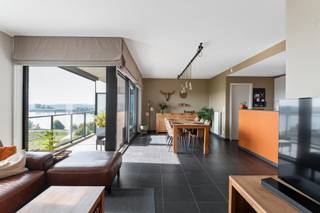 Ontdek dit lichtrijke appartement aan de Scheldeoever, waar stijlvol wonen en rust hand in hand gaan.Met zijn drie volwaardige slaapkamers en ruime...