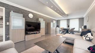 <p><span>Bij ImmoFusion 7/7 “open huis”: klik op onze 3D-RONDLEIDING.</span><br /><span>Ervaar vastgoed alsof je er zelf doorloopt en bekijk de virtuele tour!</span><br /><br />Bij het betreden van deze verzorgde woning komt u terecht in een uitnodigende inkomhal, waar zich ook een apart gastentoilet bevindt.</p>
<p>De lichtrijke en ruime leefruimte is voorzien van grote raampartijen die zorgen voor een aangename lichtinval en een open gevoel. Aansluitend vindt u de volledig uitgeruste keuken met moderne inbouwtoestellen. Naast de keuken bevindt zich een praktische berging en een gezellige eethoek, die directe toegang biedt tot het terras en de zuidgerichte tuin – ideaal om te genieten van zonnige dagen.</p>
<p>Op de eerste verdieping bevinden zich drie volwaardige slaapkamers en een ruime badkamer. Vanuit één van de slaapkamers is er toegang tot de zolderverdieping, die extra bergruimte biedt of mits aanpassing dienst kan doen als hobbyruimte of bureau.</p>
<p>Buiten geniet u van een overdekt terras en een aparte garagebox. De woning beschikt bovendien over een kruipkelder die extra mogelijkheden biedt op vlak van technieken en opslag.<br /><br />Pluspunten:<br />- Volledig instapklaar;<br />- 3 ruime slaapkamers<br />- Zonnige tuin met overdekt terras;<br />- Garabox;<br />- Aangelegde tuin;<br />- Zeer rustig wonen;<br />- Kruipkelder aanwezig!</p>
<span>Voor een bezichtiging ter plaatse of meer info, bel ons op 078/78.78.70, of kom gewoon binnen op ons kantoor, steeds welkom!</span>