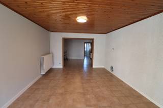 INDELINGGELIJKVLOERSInkomhal. Woonkamer met zithoek. Traphal.Keuken voorzien van aardgaskookplaat met oven en afzuigkap.Badkamer voorzien van...