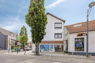 Voor verdere info of een vrijblijvende waardebepaling van uw eigendom: info@homixx.be of 016 84 96 84.<br /><br />Met veel genoegen stellen wij dit veelzijdige en uiterst gunstig gelegen pand aan u voor, bestaande uit een handelspand op het gelijkvloers (62 m²) en een verrassend ruim duplex-appartement op de bovenverdiepingen (120 m²). Deze eigendom vormt een ideale opportuniteit voor ondernemers die wonen en werken willen combineren, of voor de alerte investeerder op zoek naar een aantrekkelijk opbrengsteigendom op een echte toplocatie. <br /><br />Het gelijkvloerse handelspand biedt dankzij de strategische ligging uitstekende visibiliteit en mogelijkheden voor diverse commerciële doeleinden of een vrij beroep. Het bovengelegen duplex-appartement verwelkomt u via de aparte inkomhal in een lichtrijke en royale leefruimte met een modern ingerichte open keuken. De doordachte indeling omvat maar liefst drie volwaardige slaapkamers, een verzorgde badkamer, een handige berging/wasplaats.<br /><br />Een van de absolute troeven van dit pand is de ruime parkeergelegenheid in de directe omgeving, wat een enorm comfort biedt voor zowel bewoners, klanten als bezoekers. <br />Dit is een toekomstgerichte investering op een absolute toplocatie in het hart van Tremelo!<br /><br />Het appartement was tot medio 2026 verhuurd, maar staat nu nét vrij.