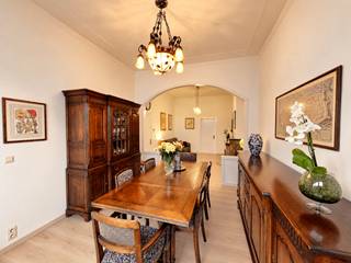 <p>Karaktervol appartement 75 m² met terras van 30 m²</p><p>Hoge plafonds, art-decodetails en royale leefruimtes kenmerken dit verzorgde eenslaapkamer appartement van circa 75 m². Het grote terras van ongeveer 30 m² biedt volop plaats om buiten te eten, te lezen of te ontspannen.</p><p>De indeling is praktisch en aangenaam: een inkomhal met berging, een ruime leefkamer en aansluitend een volwaardige eetkamer. De keuken is volledig uitgerust en beschikt over voldoende werk- en kastruimte. Een grote verzorgde badkamer. De zeer ruime slaapkamer ligt rustig achteraan en geeft toegang tot het terras.</p><p>Het appartement is goed onderhouden en instapklaar. Het is in 2025 opgeknapt met onder meer nieuwe vloeren in keuken, badkamer en leefruimtes. Het aanwezige meubilair en huisraad kunnen desgewenst worden overgenomen: een praktische mogelijkheid voor zowel eigen bewoning als gemeubelde verhuur.</p><p>Gelegen in de Lange Dijkstraat, een nieuw aangelegde fietsstraat in een recent opgewaardeerde wijk, op wandelafstand van Park Spoor Noord. Winkels, horeca en openbaar vervoer in de directe omgeving.<br />Het appartement bevindt zich op de eerste verdieping van het voorgebouw, met een vernieuwde winkelruimte op het gelijkvloers en woonverdiepingen erboven. Het gaat om een kleinschalig gebouw zonder syndicus, met zeer lage maandelijkse gemeenschappelijke lasten.</p><p>Bezichtiging op afspraak. Eerste contact bij voorkeur per e-mail. Makelaars onthouden zich.</p>