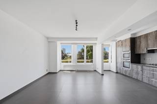 Deze verzorgde bel-étagewoning, gebouwd in 1962, is gelegen in Oostende en biedt een bewoonbare oppervlakte van 232 m². Dankzij de praktische indeling, de ruime garage, het aangename terras en de grote zolder is dit een woning met heel wat mogelijkheden voor wie op zoek is naar ruimte en comfort. De woning beschikt over pvc-ramen met dubbele beglazing, centrale verwarming op aardgas en een conforme elektrische installatie die geldig is tot 2039. Met een EPC van 364 kWh/m²/jaar (label D) is er bovendien geen renovatieverplichting.<br /><br />Op het gelijkvloers komt u binnen via de inkomhal die toegang geeft tot de ruime garage met elektrische sectionale poort. Hier bevinden zich eveneens de waterontharder, de nutsvoorzieningen, cv-ketel en de zekeringkast. Achteraan bevindt zich een praktische berging met uitgietbak, regenwaterpomp en extra opslagruimte.<br /><br />De eerste verdieping vormt het hart van de woning en omvat een lichtrijke leefruimte die via een groot hefschuifraam uitgeeft op het ruime terras op het platte dak. Aansluitend bevindt zich de open, ingerichte keuken met anderhalve spoelbak, vaatwasser, gasfornuis, oven, microgolfoven en koelkast met diepvriesvak. Verder is er op deze verdieping een apart gastentoilet aanwezig.<br /><br />Op de tweede verdieping bevinden zich twee ruime slaapkamers en een verzorgde badkamer, uitgerust met een dubbele wastafel in meubel, een spiegelkast, een inloopdouche en een handdoekradiator. Via de hal bereikt u ten slotte de ruime, geïsoleerde zolder met drie Velux-dakramen, een boiler en een chapevloer. Deze verdieping biedt heel wat potentieel en kan verder worden ingericht als 3de slaapkamer.<br /><br />Deze ruime woning combineert een praktische indeling met comfortabele woonruimtes en een uitstekende basis voor wie op zoek is naar een instapklare woning met uitbreidingsmogelijkheden op een vlot bereikbare ligging in Oostende.<br /><br />Interesse? Contacteer ons en plan uw bezoek in!