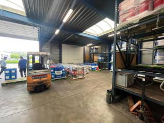 - magazijn 950m²<br />- klein kantoor 25m²<br />- geheel van 1.900m² kan ook gehuurd worden<br />- nabij de A12