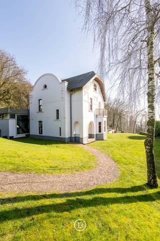 Cette impressionnante villa, située au point le plus élevé de Flandre dans la pittoresque réserve naturelle de Hotond-Scherpenberg, offre une...