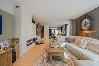 Verkoop aan 2% verkooprechten!<br /><br />De volledige beschrijving kan u terugvinden op www.berno.be.<br /><br />Bent u op zoek naar een woning waar kwaliteit, comfort en energiezuinigheid hand in hand gaan? Deze volledig en hoogwaardig gerenoveerde woning is een echte parel.<br />Bij de renovatie werd uitsluitend gekozen voor kwalitatieve materialen en duurzame afwerkingen, met oog voor zowel esthetiek als wooncomfort. <br /><br />Hier koopt u hogere kwaliteit dan een nieuwbouwwoning én zonder BTW!<br /><br />De woning geniet bovendien van een rustige ligging met een aangenaam en vrij open uitzicht aan de overzijde van de straat. Een mooie combinatie van privacy, ruimtegevoel en bereikbaarheid.<br /><br />Bij binnenkomst valt meteen de lichtrijke woonkamer op. De grote, kamerhoge aluminium ramen zorgen voor een overvloed aan natuurlijk licht en versterken het ruimtelijke gevoel. De sfeervolle gashaard vormt het warme hart van de leefruimte. Aansluitend bevindt zich de stijlvolle open keuken, waardoor koken en gezellig samenzijn naadloos in elkaar overvloeien.<br /><br />De woning beschikt over maar liefst vier volwaardige slaapkamers, waardoor er volop ruimte is voor een gezin, een thuiskantoor of hobbyruimte. De bovenste verdieping (heden ingericht als vierde slaapkamer) is perfect op te splitsen naar twee volwaardige slaapkamers.<br /><br />Ook op technisch vlak is deze woning bijzonder sterk uitgerust. De verwarming gebeurt via centrale verwarming op aardgas met vloerverwarming, aangevuld met airconditioning. Maar liefst 26 zonnepanelen zorgen voor een bijzonder lage energievraag. Met een E-peil van slechts 24 mag deze woning zich een BEN-woning (Bijna-Energieneutraal) noemen. Bovendien is de elektrische installatie volledig conform en de woning is asbestveilig.<br /><br />Een gloednieuw dak, hoogwaardige isolatie en de kamerhoge aluminium ramen vervolledigen het moderne en energiezuinige karakter van de woning.<br /><br />Tenslotte is de tuin via de handige zijdoorgang rechtstreeks bereikbaar, wat zorgt voor extra praktisch comfort. Achteraan de woning bevindt zich een volwaardig gemetst bijgebouw, ideaal als hobbyruimte, atelier, bergruimte, werkplek of polyvalente ruimte.<br />Het aangename zonneterras, dat gedeeltelijk overdekt is, vormt de ideale plek om in alle rust te genieten van de tuin en het buitenleven.<br /><br />Er is steeds parkeergelegenheid in de straat (elke bewoner zet zich voor hun woning en gezien de gevelbreedte kunnen er twee wagens voor de woning staan).<br /><br />Een instapklare woning waar werkelijk alles klopt: hoogwaardige renovatie, hedendaags wooncomfort én uitzonderlijke energieprestaties.<br /><br />Voor meer info en/of een bezoek ter plaatse kan u contact opnemen via het nummer 052 20 24 40 of per mail naar xavier@berno.be.