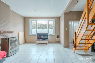 Charmante woning met tuin.STARTPRIJS: Elk bod boven deze startprijs wordt voorgelegd aan de eigenaars, die al dan niet kunnen ingaan op dit aanbod.Deze charmante woning combineert een aangename leefruimte met praktische ruimtes en een fijne buitenomgeving.Op het gelijkvloers beschikt de woning over een inkomhal, gezellige leefruimte en een open leefkeuken met aansluiting voor de wasmachine. Aansluitend bevindt zich een recente veranda van minder dan 5 jaar oud, die zorgt voor extra leefruimte en een mooie verbinding met het tuinterras en de buitenberging.Op de eerste verdieping vinden we een ruime badkamer met ligbad, douche, toilet en dubbele lavabo, naast een slaapkamer met dressing. Via een vaste trap bereikt u de zolderverdieping, waar zich nog een extra kamer bevindt die naar wens kan worden ingericht als slaapkamer, hobbyruimte of bureau.De woning beschikt over een EPC-label D, waardoor er geen renovatieverplichting geldt, de elektrische installatie is conform.Beschikbaarheid in overleg.📞 Contacteer Lorenzo voor een bezoek: 0492 08 08 08 – lorenzo@correctvastgoed.be👉 Online schattingstool: https://www.correctvastgoed.be/schatting