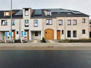 Gesloten pastorijwoning die deel uitmaakt van het project gelegen te Sint-Pauwels Klapdorp met 5 wooneenheden. We hebben het over de meest...