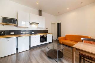 1050 IXELLES (Quartier St Boniface) rue de la Paix 27- dans un agréable immeuble, au 2e étage sans ascenseur, appartement meublé de ± 40 m². L'appartement est composé d'un vaste séjour, d’une cuisine équipée, d'une salle de bains avec wc, d'une grande chambre. Vous serez séduits par le style de l'appartement. Loyer mensuel de 1.100 €. Provisions de charges : 150 €/mois (communs électrique, nettoyage communs, internet, gaz, eau). PEB : E INFOS & VISITES: LMEERT@TREVI.BE