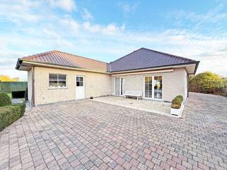 Deze statige en energiezuinige (EPC label B) open bebouwing dateert uit 2004 en bevindt zich langs de Buke te Zottegem. Winkels, restaurants,...