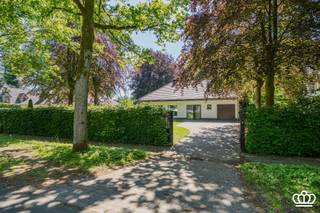 Spacieuse villa rénovée avec 5 chambres et 2 salles de bains située sur un terrain orienté sud-ouest de 2046 m² Rez de chausséeSpacieux hall d'entrée...