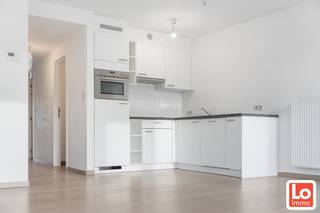 In centrum van Lochristi vinden we dit recent 2 slaapkamer appartement op de tweede verdieping van Residentie Fleur.  Dit appartement omvat op...