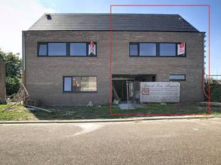 De woning beschikt over een bewoonbaar oppervlakte van 253 m2, een carport, een aparte fietsenberging en zonnige tuin. <br /><br />De indeling is praktisch en doordacht: <br />- Inkomhal met gastentoilet <br />- Woonkamer<br />- Open keuken <br />- Ruime berging, handig voor extra opbergruimte<br />- Bureau<br />- Fietsenberging <br />- Nachthal met toilet<br />- 3 ruime slaapkamers, waarvan 1 met ensuite dressing<br />- Was/strijk kamer<br />- Vaste trap naar zolder, die kan dienen als 4de slaapkamer<br /><br />Dankzij de gunstige ligging is de E17 en het centrum van Zwijndrecht vlot bereikbaar. <br /><br />Bent u op zoek naar een ruime woning in het centrum? Dan is deze woning zeker de moeite waard. <br /><br />Voor meer informatie kan u terecht op Dewaele.com of kan u contact opnemen met de makelaar. <br /><br />Bestuursmaatregelen in het maatregelenregister: nee<br /><br />Deze AI-visualisaties zijn bedoeld als inspiratie. Er werd geen rekening gehouden met technische specificaties, stedenbouwkundige voorschriften of de concrete mogelijkheden tot realisatie.