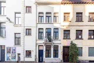 Droom je van wonen en/of investeren in het hartje van de Stad? Dan is dit een toffe kans. Dit gelijkvloerse appartement is gelegen in de hippe Universiteitsbuurt. Winkels, gezellige bars, restaurants en het bruisende stadsleven liggen hier letterlijk om de hoek. Ideaal voor wie graag midden in de stad woont, of voor wie op zoek is naar een vlot verhuurbare investering. Het gebouw, bestaande uit slechts vier appartementen, werd in 2017 volledig gerenoveerd. Het gelijkvloerse appartement is perfect instapklaar en combineert comfort, charme met een praktische indeling. Het appartement beschikt over een lichtrijk en gezellig leefgedeelte met een volledig uitgeruste open keuken. Verder is er een ruime slaapkamer en een verzorgde badkamer. Extra troef is het kleine maar aangename koertje, bereikbaar vanuit de slaapkamer. Kortom, een ideaal appartement voor de startende stadsmus of als zorgeloze investering in het hartje van de Stad. Momenteel verhuurd aan +/- 1000 euro per maand. Epc: 186kWh/m², P-score: A, G-score: A, Wche-Vg-Gvkr-Gvv-Gmo.