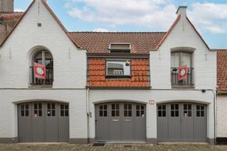 TE KOOP: Karaktervolle meergezinswoning met 2 studios & dubbele garage (+/- 95 m2) in centrum Brugge! Dit eigendom wordt u aangeboden onder het...