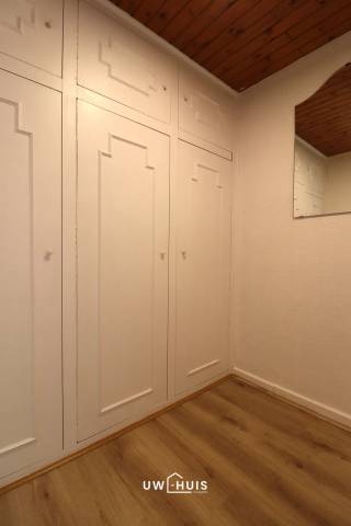 Bent u op zoek naar een ruim én gerenoveerd appartement met twee slaapkamers en garage, in het centrum van Temse?
Lees en kijk dan snel even verder!<br />Dit charmant appartement is zonet vernieuwd met o.a. een nieuwe keuken, een nieuwe badkamer en nieuwe vloeren (waar nodig). Dit appartement is gelegen in het centrum van Temse. Scholen, winkels en het openbaar vervoer zijn vlakbij. Dit appartement bevindt zich op de derde verdieping. Dit appartement beschikt over een achterliggende garage met automatische poort. <br />Indeling:
Inkomhal met ingemaakte kasten en met rechtstreeks toegang tot een extra bergruimte. Lichtrijke leefruimte met rechtstreeks toegang tot de vernieuwde keuken. De keuken is geïnstalleerd met allerlei kasten- en toestellen. Via de nachthal met (opnieuw) ingemaakte kasten, bereikt u de vernieuwde badkamer met douche, lavabomeubel en toilet. Twee ruime slaapkamers (waarvan één aan de voorzijde en één aan de achterzijde). Technische berging met gasboiler. <br />Dit appartement is onmiddellijk beschikbaar.
De gemeenschappelijke kosten bedragen €50,00 per maand. 