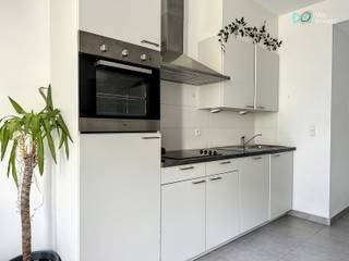 Tél : 0456 87 27 16 / E-mail : juliana.t@weinvest.be<br /><br />We Invest biedt u dit charmante en moderne appartement van 35 m², ideaal gelegen in Evere.<br />Het appartement bevindt zich op de 2e verdieping en bestaat uit een aangename leefruimte met een volledig uitgeruste open keuken, een open slaapkamer, een douchekamer en een afzonderlijk toilet. Daarnaast beschikt de woning over een terras en een kelder, die extra bergruimte biedt.<br /><br />De woning is gelegen in een aangename residentiële omgeving, met een vlotte verbinding naar Brussel en de omliggende gemeenten. Verschillende buslijnen, waaronder 63, 66 en 80, bevinden zich in de nabijheid en zorgen voor een goede bereikbaarheid.<br /><br />Een modern en functioneel appartement, ideaal voor een alleenstaande die op zoek is naar een comfortabele woning met een goede bereikbaarheid.<br /><br />PEB A.<br />100€/maand (parking)<br />Voorziening voor kosten: €50/maand.<br /><br />Een niet te missen kans!