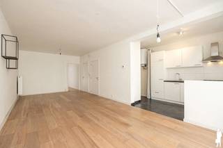 Op zoek naar een instapklaar appartement op een toplocatie? Dit lichtrijke en recent gerenoveerde appartement op de eerste verdieping combineert comfort, een praktische indeling en een uitstekende ligging in het centrum van Beveren. Alle voorzieningen bevinden zich op wandelafstand, waardoor alles binnen handbereik ligt. Dankzij de rustige, autoluwe straat geniet dit appartement bovendien van een aangename woonomgeving. <br /><br />Heeft u een wagen? Goed nieuws, want wij kunnen een staanplaats apart mee aanbieden - zowel te koop als te huur!<br /><br />Eerste verdieping<br />- Ruime en lichtrijke leefruimte met grote raampartijen<br />- Open, volledig uitgeruste keuken met koelkast, diepvriezer, vaatwasser, gasfornuis en oven<br />- Aparte berging/wasruimte met aansluiting voor een wasmachine<br />- Ruime slaapkamer met elektrische rolluik <br />- Badkamer met ruime douche en toilet<br />- Rechtstreekse toegang vanuit de slaapkamer naar het zonnige terras<br /><br />Terras<br />- Zonnig en aangenaam terras aansluitend aan de slaapkamer<br />- Praktische buitenberging, ideaal voor extra opslag of afvalcontainers<br /><br />Zolder<br />Afzonderlijke zolderberging van ca. 8 m²<br /><br />Algemeen<br />- Recent gerenoveerd en instapklaar<br />- Lift én trap aanwezig<br />- Mogelijkheid om een parkeerplaats achteraan het gebouw te huren of te kopen.<br />- Ruime berging op de zolderverdieping<br />- Lage algemene kosten<br />- EPC label D - makkelijk om te zetten naar een C-label<br /><br />Een verzorgd en lichtrijk appartement met alle comfort, een zonnig terras en een centrale ligging. Ideaal als eerste eigen woonst, voor wie compact en comfortabel wil wonen of als interessante investering. Contacteer De Boer & Partners voor meer informatie of een bezoek ter plaatse.