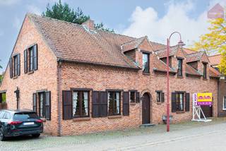 <strong>Op zoek naar een woning met véél ruimte, zowel binnen als buiten? </strong>Deze charmante en solide woning biedt maar liefst zes slaapkamers en een bewoonbare oppervlakte van maar liefst 300 m², en is gelegen op een indrukwekkend perceel van 21 are 73 ca<br /><br /><strong>Indeling</strong><br />Bij het binnenkomen kom je in de inkomhal die toegang geeft tot de verschillende leefruimtes. De lichtrijke woonkamer met open keuken vormt het hart van de woning en biedt een mooi zicht op de uitgestrekte tuin.<br />Op het gelijkvloers bevindt zich daarnaast nog een extra kamer die perfect kan dienen als bureau of slaapkamer, samen met een badkamer, wasplaats en een zeer ruime inpandige garage.<br />Op de eerste verdieping vind je maar liefst vijf volwaardige slaapkamers. De ruime badkamer is praktisch ingericht en volledig uitgerust.<br /><br /><strong>Buitenruimte</strong><br />Het grote perceel is een absolute troef. Met zijn 21a 73ca biedt het enorm veel mogelijkheden voor tuinliefhebbers, gezinnen of wie nood heeft aan extra buitenruimte.
<ul>
<li>Uitgestrekte tuin met veel privacy</li>
<li>Overdekt terras om het hele jaar door buiten te genieten</li>
<li>Tennisveld (op te frissen, of weg te halen)</li>
<li>Extra garage of opslagruimte achteraan het perceel</li>
</ul>
<br /><strong>Troeven van deze woning</strong>
<ul>
<li>Zeer ruime woning met 6 slaapkamers</li>
<li>Ideaal voor grote gezinnen of wie ruimte zoekt</li>
<li>Perceel van 21a 73ca</li>
<li>Veel potentieel en flexibele indeling</li>
<li>Rust, privacy en tal van buitenmogelijkheden</li>
</ul>
<br /><strong>Voelt dit als jouw ideale thuis?</strong><br />Neem dan gerust contact op voor meer informatie of een bezoek ter plaatse via info@sublimmo.be of 014 84 83 69.<br />We begeleiden je graag bij elke stap.