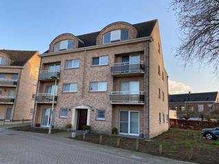 <strong>Te huur – Instapklaar 2-slaapkamerappartement met garage in Lier.</strong><br /><br />Rustig gelegen en <strong>recent gerenoveerd appartement op de 2de verdieping met lift</strong>, gelegen in de Frankenweg 12 te Lier.<br /><br />Het appartement werd recent volledig opgefrist en beschikt over een <strong>nieuwe keuken, nieuwe badkamer, nieuwe verwarming en werd volledig geschilderd</strong>, waardoor het meteen instapklaar is.<br /><br /><strong>Indeling: inkomhal, ruime en lichtrijke living, volledig vernieuwde keuken, nieuwe badkamer, apart toilet, berging, 2 slaapkamers en terras met zonnetent</strong>.<br /><br />Daarnaast is er een <strong>private berging op het gelijkvloers</strong>.<br /><br /><strong>Een garage is verplicht bij te huren (€ 70/maand).</strong><br /><br />Extra informatie:<br />EPC: 250 kWh/m² (label C)<br /><br /><strong>Gemeenschappelijke kosten: € 50/maand.</strong><br /><br /><strong>Onmiddellijk beschikbaar.</strong><br /><br />📍<strong> Ligging: rustig gelegen met vlotte verbinding naar winkels, openbaar vervoer en invalswegen.</strong><br /><br />Interesse of een bezoek plannen?<br />📞 <strong>0473/33 33 33 ✉ philip@wijns.be</strong><br /> 