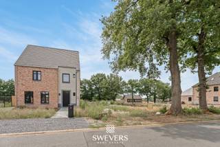 Voor meer info en foto’s, surf naar www.swevers.be – In een rustige en groene woonwijk in de Mathias Geysenstraat ligt een gunstig gelegen bouwgrond van 6a 14ca, ideaal voor een halfopen bebouwing. De perceelbreedte van 11 meter en diepte van 54,1 meter geven je alle vrijheid voor een comfortabele gezinswoning, met een zuidoostelijk georiënteerde tuin die baadt in het ochtend- en namiddaglicht. De ligging in een verkeersluwe straat garandeert rust en privacy, terwijl scholen, winkels, openbaar vervoer en ontspanning vlot bereikbaar zijn. Recreatieplekken zoals Blueberry Fields, Be-MINE en de vallei van de Zwarte Beek liggen vlakbij – perfect voor actieve gezinnen. Bereikbaarheid is een troef: scholen op 750 m, station op 3,3 km en de autosnelweg op 8,7 km. Een unieke kans om je droomwoning te realiseren op een plek waar natuur, ruimte en comfort samenkomen. Voor meer informatie, bel 011 255 155.