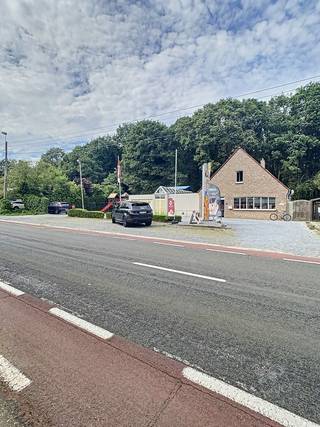 Aan de Koerselsesteenweg 134 in Koersel bevindt zich dit veelzijdige pand, waar u een professionele activiteit kunt combineren met wonen. Dankzij de goede zichtbaarheid en vlotte bereikbaarheid vormt deze eigendom een interessante locatie voor zelfstandigen, ondernemers en investeerders.<br /><br />Het pand beschikt over een totale oppervlakte van circa 280 m² volgens het EPC en ligt op een perceel van 7 are 50 centiare. Op het gelijkvloers bevindt zich een ruime handelsruimte, die naar de behoeften van uw zaak kan worden ingericht. De oppervlakte en indeling bieden mogelijkheden voor uiteenlopende commerciële of professionele activiteiten. Aansluitend liggen een terras en tuin, die een aangename buitenruimte vormen voor privégebruik of ter aanvulling van de handelsactiviteit.<br /><br />Op de eerste verdieping bevindt zich het woongedeelte, met een aangename leefruimte, één slaapkamer en een badkamer met douche en toilet. Zo kunt u uw zaak en privéleven op hetzelfde adres onderbrengen, met het woongedeelte op een afzonderlijke verdieping.<br /><br />Het EPC-label B en de conforme elektrische installatie vormen bijkomende troeven. De ligging langs de Koerselsesteenweg zorgt bovendien voor een goede commerciële zichtbaarheid en een vlotte verbinding met Beringen en de omliggende gemeenten, zowel voor klanten als bewoners.<br /><br />Zoekt u een ruim pand met plaats voor uw zaak, een woongelegenheid en een tuin? Contacteer Meyers Vastgoed voor meer informatie of een bezichtiging en ontdek de mogelijkheden van deze eigendom in Koersel.