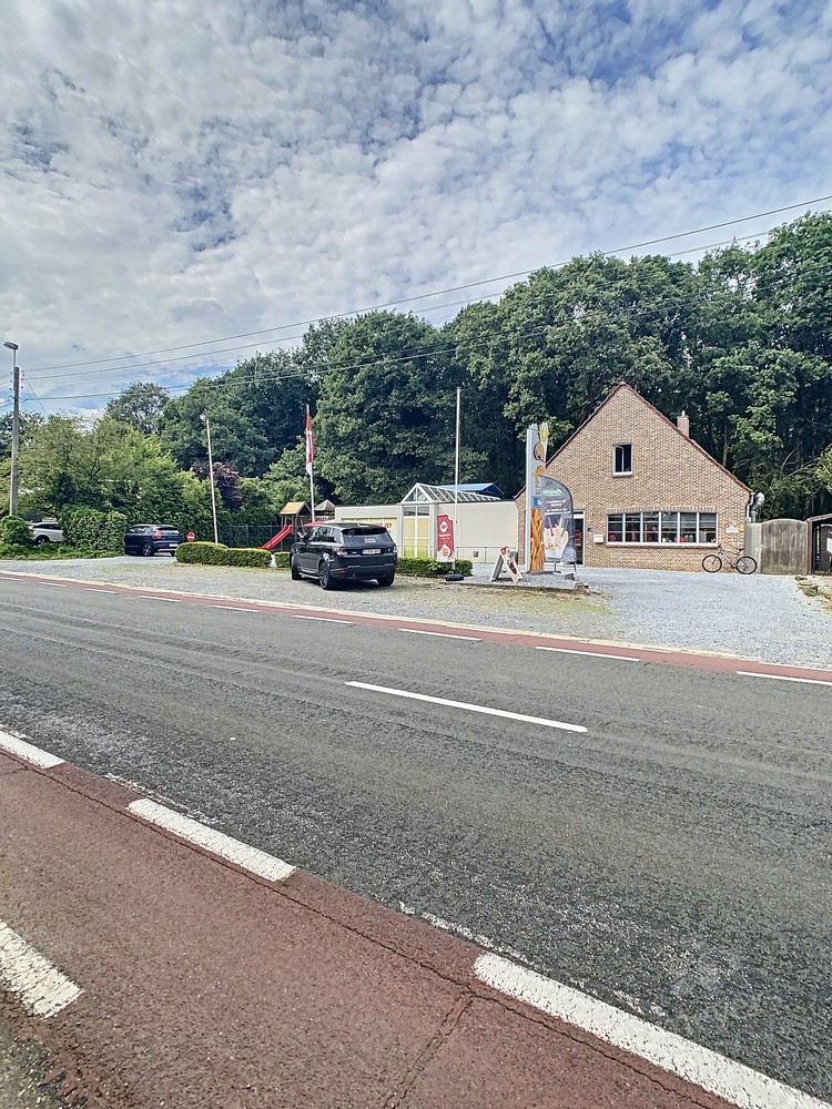 Ruime handelsruimte met woonst op zichtbare ligging in Koersel - foto 1