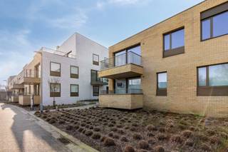 COMFORTABELE ASSISENTIEWONING MET 2 SLAAPKAMERS, TERRAS EN KELDERBERGINGDe assistentieflat is gelegen op de 1ste verdieping van een kleinschalig...