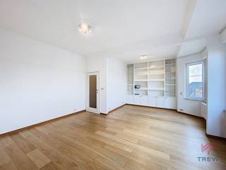 IXELLES – Wijk Solbosh, op een steenworp afstand van de begraafplaats van Elsene en alle voorzieningen (winkels en vervoer), charmant appartement van ±65m² woonoppervlakte, gelegen op de 4e verdieping van een klein appartementencomplex. Het bestaat uit: inkomhal, woonkamer van ±30 m², volledig uitgeruste keuken, een slaapkamer van ±15 m², doucheruimte met aansluiting voor wasmachine, apart toilet, balkon. Kelder. Individuele gasboiler. Voorziening voor lasten: 80 €/maand. EPC G. Onmiddellijk beschikbaar.