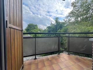 Gezellig en lichtrijk appartement met privatieve garage te huur in hartje Kessel-Lo.<br />Dit charmante appartement met 1 slaapkamer ligt op een rustige toplocatie vlak bij de fietsstraat Martelarenlaan en Park Belle-Vue. Je woont hier centraal, met winkels, openbaar vervoer, station Leuven en groene wandel- en fietsroutes op wandelafstand.<br />Het appartement op de eerste verdieping beschikt over een lichtrijke woonkamer met open keuken, een zonnig terras, een comfortabele slaapkamer en een badkamer met lavabo, toilet en bad/douche. Daarnaast is er een privatieve garage inbegrepen.<br />De woning werd de voorbije jaren vernieuwd: badkamer (2016), moderne keuken (2018) en hoogrendementsramen (2023), wat zorgt voor extra comfort en een energiezuinige woning.<br />Indeling: inkomhal, woonkamer met open keuken, terras, 1 slaapkamer, badkamer en privatieve garage.<br />Onmiddellijk beschikbaar! Meer info of een bezoek plannen?<br />Mail naar claudia@immogve.be of bel 016/56.56.14.