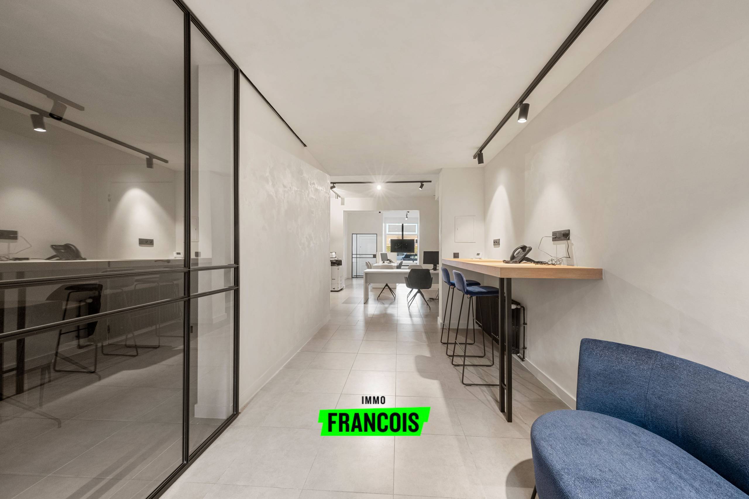 Karaktervolle commerciële ruimte met uitstekende visibiliteit te Brugge - foto 5