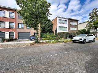 Mooie bouwgrond, voor gesloten bebouwing, gelegen in de Vuurkruislaan te Wilrijk. Het betreft 2 percelen, welke samen een oppervlakte hebben van 1.399m², en bevindt zich in een rustige en aangename leefomgeving.<br /><br />De ligging van deze bouwgrond is een enorme troef. U geniet van hier van een rustige residentiële omgeving, terwijl u toch op een korte afstand bent van het centrum van Wilrijk en diverse voorzieningen. Op een boogscheut kan je genieten van het Park van Eeden. Op wandelafstand vindt u openbaar vervoer, scholen, winkels,... Ook de A12 en andere belangrijke invalswegen zijn vlot bereikbaar. <br /><br />De bouwvoorschriften;<br />Alle verdiepen max 13m diep<br />Breedte = 7m<br />Voortuinstrook = 5m.<br /><br />Een interessante opportuniteit voor wie op zoek is naar een bouwgrond op een rustige, residentiële locatie in Wilrijk.<br /><br />Meer informatie: edegem@immopoint.be