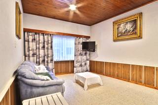 Bent u op zoek naar een woning met renovatiepotentieel en extra ruimte? Deze te renoveren gesloten bebouwing met 3 slaapkamers in de...