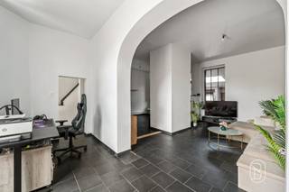 Bent u op zoek naar een woning met ruime kamers, veel potentieel en een aangename buitenruimte in een gewilde buurt? Dan zou dit charmante huis, ideaal gelegen in Kain, wel eens uw aandacht kunnen trekken.Meteen bij binnenkomst ontdekt u een ruime woonruimte van meer dan 47 m², badend in natuurlijk licht. Deze bestaat uit een woonkamer en een eetkamer die uitkomen op een volledig uitgeruste keuken, waardoor een gezellige en warme sfeer ontstaat.Op de begane grond bevinden zich tevens een doucheruimte met toilet, evenals een opbergruimte waarmee u uw interieur gemakkelijk georganiseerd kunt houden.Aan de voorzijde van het huis bevindt zich een ruimte van meer dan 20 m² die momenteel dienst doet als wasruimte en werkplaats. Deze multifunctionele ruimte biedt talrijke inrichtingsmogelijkheden: kantoor, hobbykamer, werkruimte, extra slaapkamer of een ruimte gewijd aan uw hobby’s.De bovenverdieping bestaat momenteel uit twee aaneengesloten slaapkamers, maar de indeling maakt het mogelijk om tot vier slaapkamers te creëren, afhankelijk van uw plannen en behoeften. Een zolder maakt de woning compleet en biedt extra opslagruimte.Buiten kunt u genieten van een betegeld terras dat uitkijkt op een aangename, volledig omheinde tuin op het zuiden, evenals vier parkeerplaatsen aan de voorzijde van de woning. Een huis met veel potentieel, dat royale ruimtes en een ideaal gelegen buitenruimte biedt, in een gewilde omgeving in Kain.