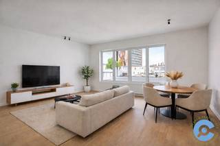 Op zoek naar een fantastische en centraal gelegen woonbuurt? Search no more!<br /><br />Dit heerlijk appartement maakt deel uit van een kleinschalige residentie die zonet volledig gerenoveerd werd, gelegen in de Vrijheidsstraat 13, een TOP-locatie midden in hartje van het hippe Zuid.<br /><br />Om de hoek van de levendige Marnixplaats met al zijn leuke restaurants en barretjes. Op wandelafstand van het KMSKA, het Zuidpark, ... en zoveel meer. Maar ook vlakbij het bruisende stadscentrum en verschillende toegangswegen.<br /><br />Het appartement, gelegen op de hoogste verdieping, bestaat uit een lichtrijke woonkamer met open, high-end geïnstalleerde keuken, voorzien van alle comfort.<br /><br />Aan de rustige achterzijde van het appartement ligt de slaapkamer met ingemaakte dressingkasten en klein terrasje. Via de nachthal heb je toegang tot de hypermoderne badkamer, het apart toilet en aparte berging met aansluiting voor wasmachine en droogkast.<br /><br />Ook leuke extra beschikt dit appartement over een leuk, zonovergoten dakterras.<br /><br />Verder is er in het gebouw nog een kelder en een fietsenberging.<br /><br />Troeven: volledig gerenoveerd van A tot Z volgens de regels van de kunst, conforme elektrische installatie, gunstig EPC, TOP-locatie, ...<br /><br />Heb je na het bekijken van de virtuele tour nog vragen? Of breng je graag een bezoek ter plaatse? Bel Dries op 0470/10 72 17<br /> 